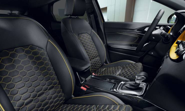 desktop_22_feature_slider_interior_seat_design_w_yellow_accents