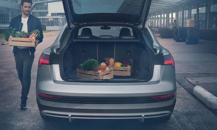 mann-laedt-obstkisten-in-audi-e-tron-sportback