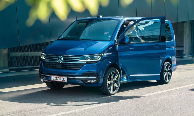 vw-caravelle-blau-seitenansicht
