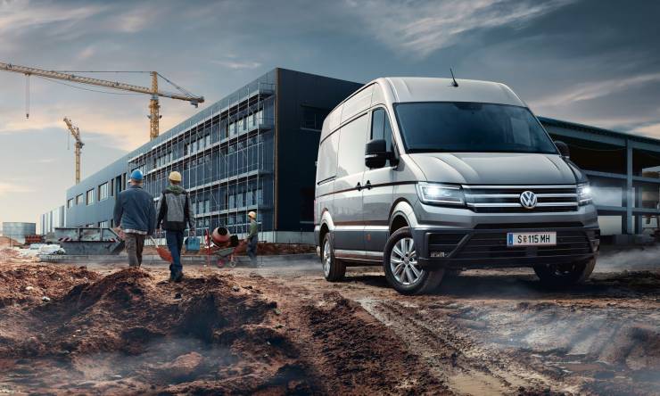 vw-crafter-kastenwagen-silber-baustelle