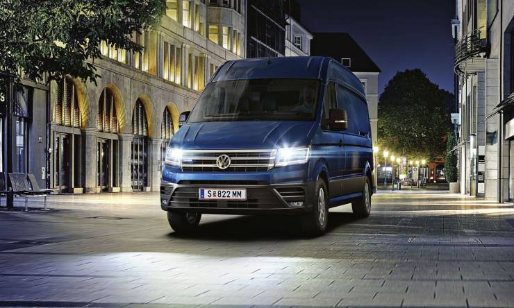 vw-e-crafter-blau-dunkelheit-strasse-stadt