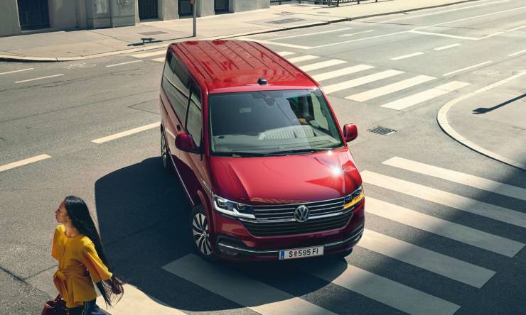 vw-multivan-61-rot-strasse-frau